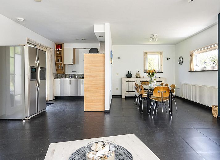 Seitenansicht der Luxus-Ferienvilla VZ908 in Vlissingen, umgeben von Baeumen in Walcheren, Zeeland.