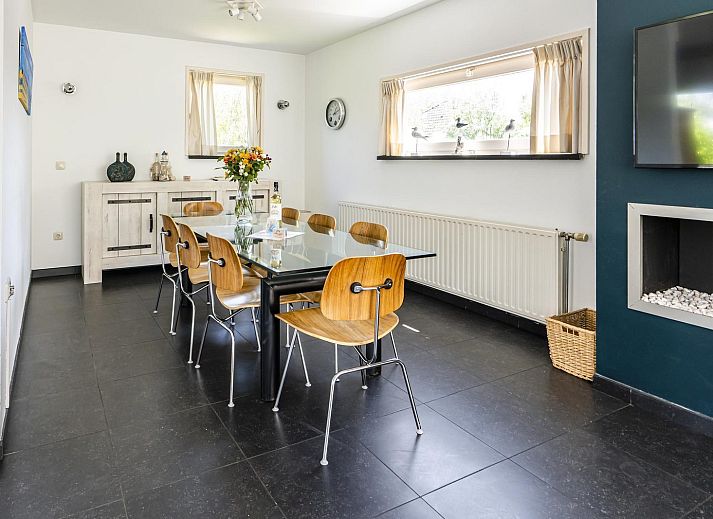 Seitenansicht der Luxus-Ferienvilla VZ908 in Vlissingen, umgeben von Baeumen in Walcheren, Zeeland.