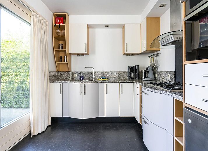 Seitenansicht der Luxus-Ferienvilla VZ908 in Vlissingen, umgeben von Baeumen in Walcheren, Zeeland.