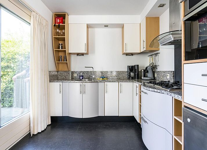 Seitenansicht der Luxus-Ferienvilla VZ908 in Vlissingen, umgeben von Baeumen in Walcheren, Zeeland.