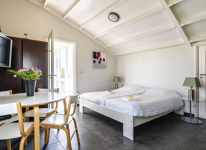 Terrasse mit Grill in der Luxus-Ferienvilla VZ908 in Vlissingen, Walcheren, Zeeland.