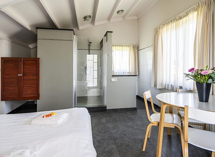 Sonnenterrasse mit Liege in der Luxus-Ferienvilla VZ908 in Vlissingen, Walcheren, Zeeland.