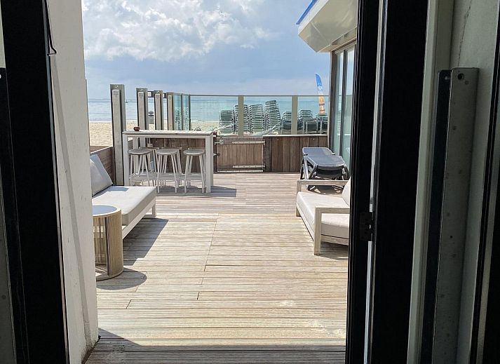 Ruim terras bij VZ675 Strandwoning Vlissingen 4p in Vlissingen, Walcheren, Zeeland met moderne zitgelegenheid.