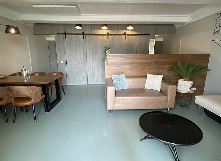 Gezellig terras met houten tafel en stoelen bij VZ675 Strandwoning Vlissingen 4p in Vlissingen, Walcheren, Zeeland.