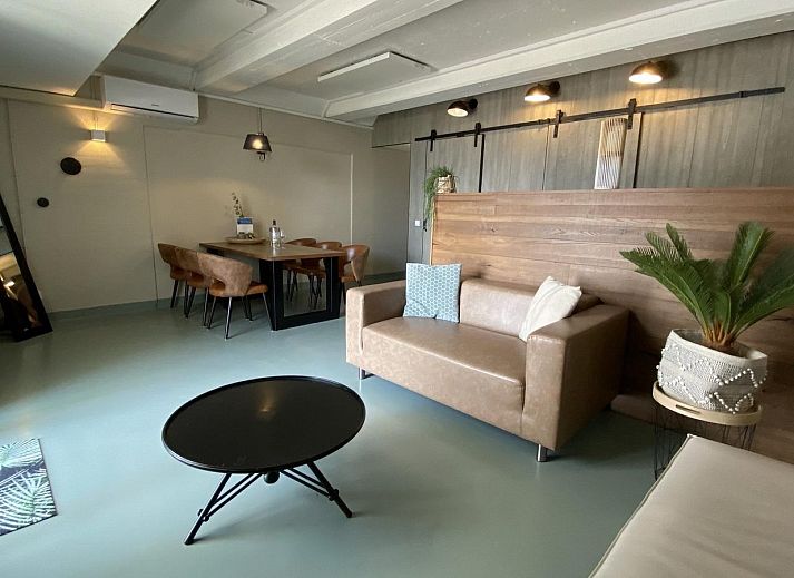 Gezellig terras met houten tafel en stoelen bij VZ675 Strandwoning Vlissingen 4p in Vlissingen, Walcheren, Zeeland.