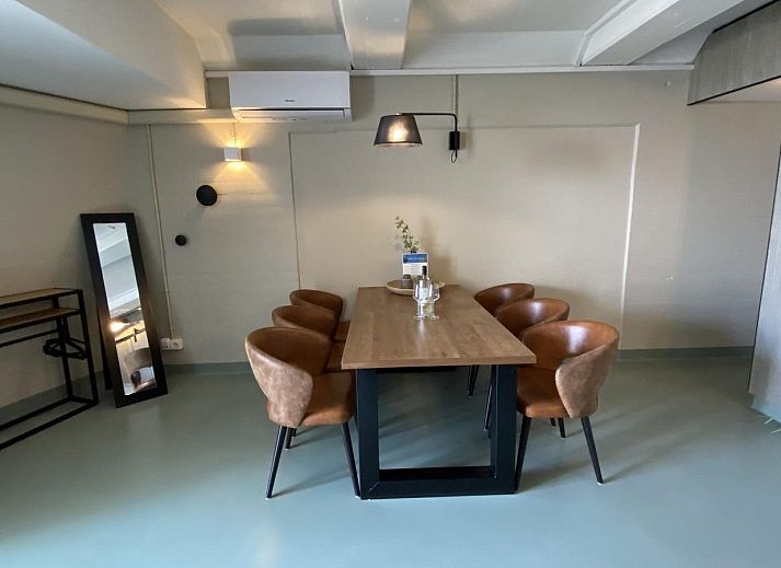 Gezellig terras met houten tafel en stoelen bij VZ675 Strandwoning Vlissingen 4p in Vlissingen, Walcheren, Zeeland.