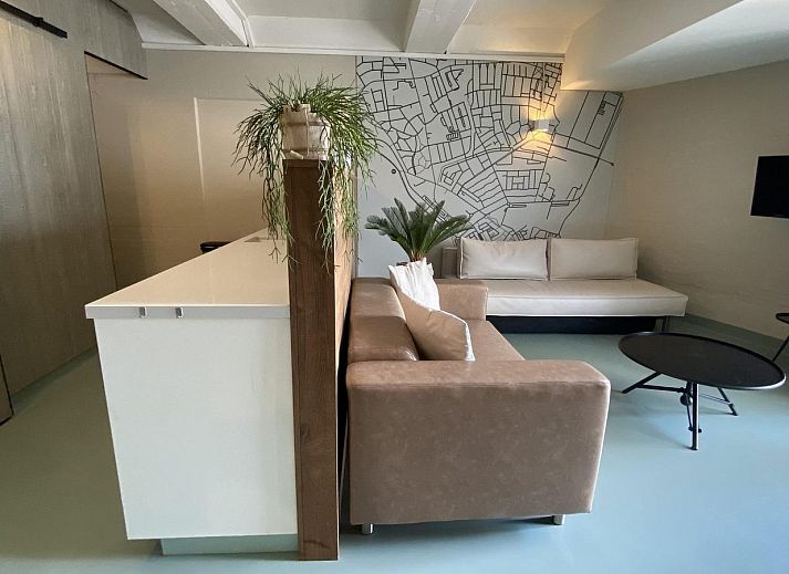 Gezellig terras met houten tafel en stoelen bij VZ675 Strandwoning Vlissingen 4p in Vlissingen, Walcheren, Zeeland.