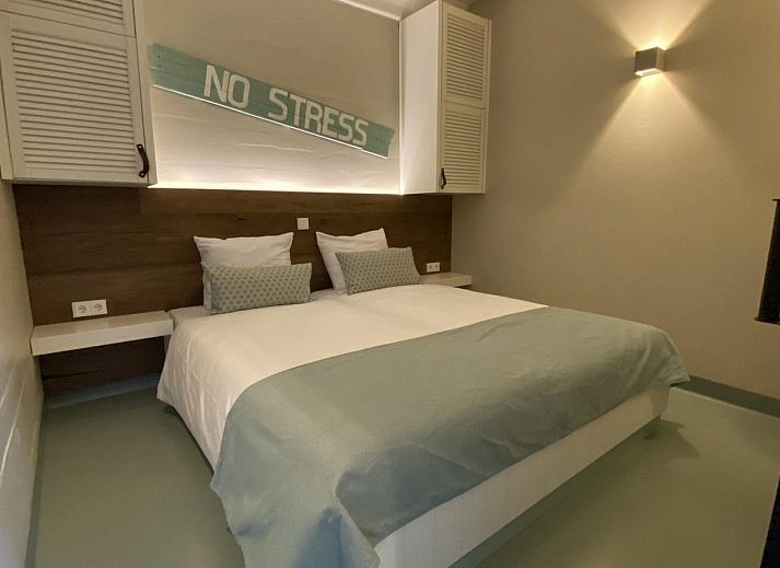 Zonnige buitenruimte van VZ675 Strandwoning Vlissingen 4p in Vlissingen, Walcheren, Zeeland met comfortabele banken.