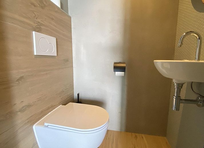 Zonnige buitenruimte van VZ675 Strandwoning Vlissingen 4p in Vlissingen, Walcheren, Zeeland met comfortabele banken.