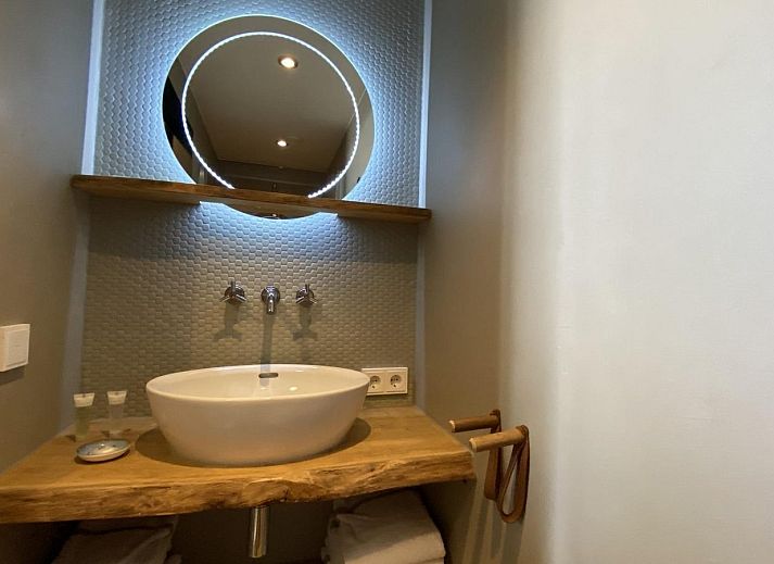 Zonnige buitenruimte van VZ675 Strandwoning Vlissingen 4p in Vlissingen, Walcheren, Zeeland met comfortabele banken.