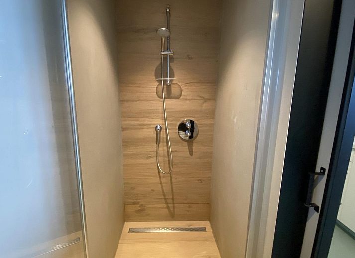 Zonnige buitenruimte van VZ675 Strandwoning Vlissingen 4p in Vlissingen, Walcheren, Zeeland met comfortabele banken.