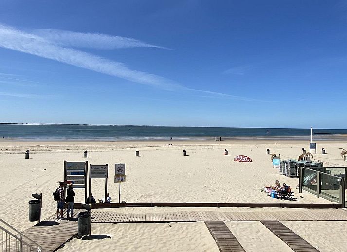 Uitzicht vanaf de veranda van VZ675 Strandwoning Vlissingen 4p in Vlissingen, Walcheren, Zeeland richting het strand.