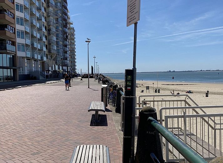 Stijlvolle woonkamer van VZ675 Strandwoning Vlissingen 4p in Vlissingen, Walcheren, Zeeland met moderne inrichting.