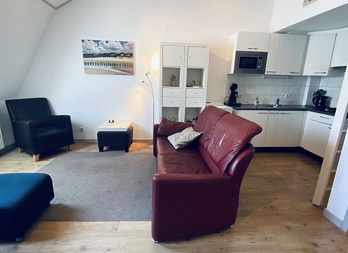 Gemuetliches Wohnzimmer im VZ102 Apartment Vlissingen, Walcheren, Zeeland mit komfortabler Sitzecke.