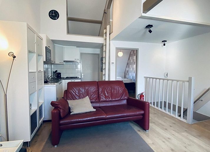 Gemuetliches Wohnzimmer im VZ102 Apartment Vlissingen, Walcheren, Zeeland mit komfortabler Sitzecke.