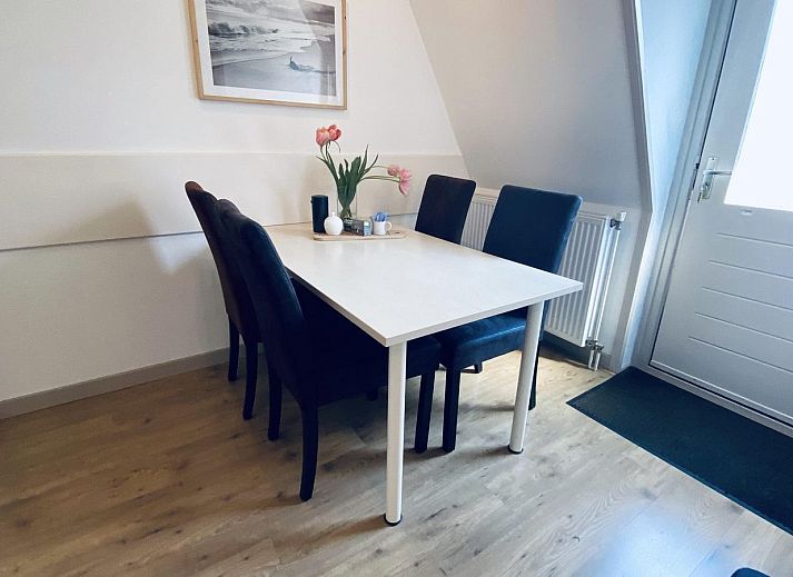 Gemuetliches Wohnzimmer im VZ102 Apartment Vlissingen, Walcheren, Zeeland mit komfortabler Sitzecke.