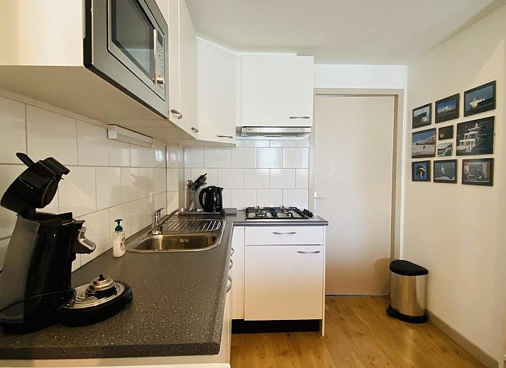 Moderne Kueche und Sitzecke in VZ102 Wohnung Vlissingen, Walcheren, Zeeland.