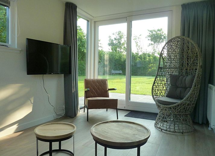 Terrasse von VZ1139 Freistehendes Ferienhaus in Vlissingen, Walcheren mit Gartensitzplatz und Sonnenschirm.