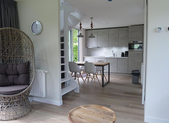 Terrasse von VZ1139 Freistehendes Ferienhaus in Vlissingen, Walcheren mit Gartensitzplatz und Sonnenschirm.