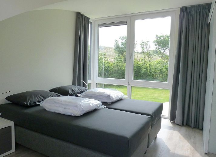 Terrasse von VZ1139 Freistehendes Ferienhaus in Vlissingen, Walcheren mit Gartensitzplatz und Sonnenschirm.