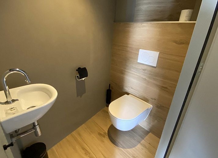 Gemuetlicher Sitzbereich auf der Terrasse von VZ673 Strandstudio Vlissingen, einer Ferienunterkunft in Vlissingen, Walcheren, Zeeland.