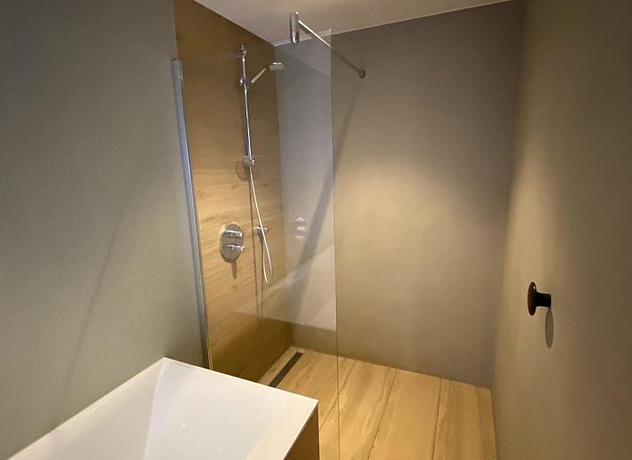 Gemuetlicher Sitzbereich auf der Terrasse von VZ673 Strandstudio Vlissingen, einer Ferienunterkunft in Vlissingen, Walcheren, Zeeland.