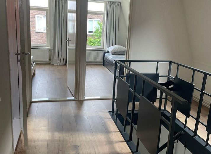 Gezellige woonkamer van VZ2419 Vakantiewoning Vlissingen met moderne inrichting in Zeeland.