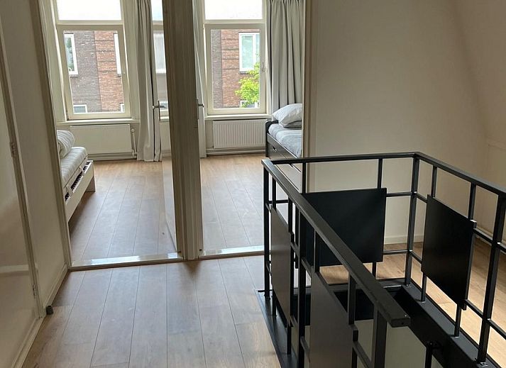 Gezellige woonkamer van VZ2419 Vakantiewoning Vlissingen met moderne inrichting in Zeeland.