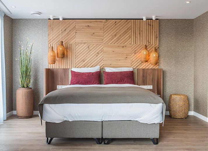 Modernes Schlafzimmer in der VZ913 Junior Suite in Vlissingen, Walcheren, Zeeland mit gemuetlicher Sitzecke.