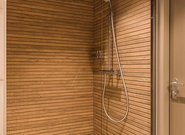 Modernes Schlafzimmer in der VZ913 Junior Suite in Vlissingen, Walcheren, Zeeland mit gemuetlicher Sitzecke.