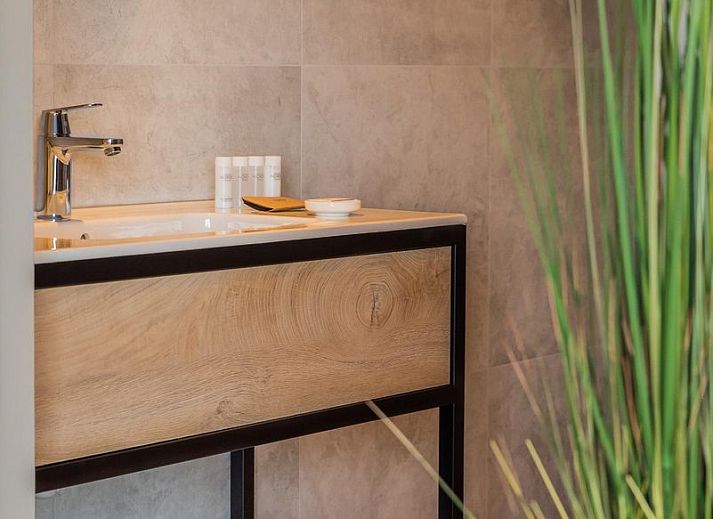 Stilvolles Interieur der VZ913 Junior Suite in Vlissingen, Walcheren, Zeeland mit gemuetlicher Sitzecke.