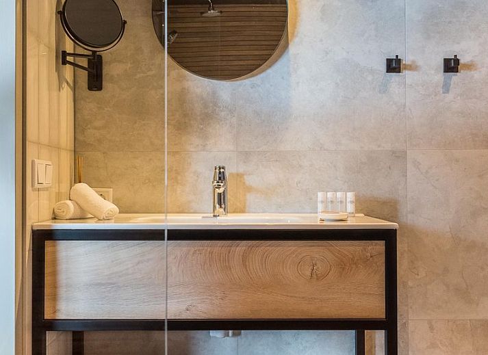 Stilvolles Interieur der VZ913 Junior Suite in Vlissingen, Walcheren, Zeeland mit gemuetlicher Sitzecke.