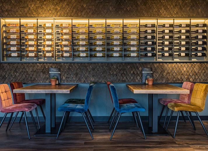 Luxurioeses Schlafzimmer in der VZ913 Junior Suite in Vlissingen, Walcheren, Zeeland mit Wanddekoration aus Holz.