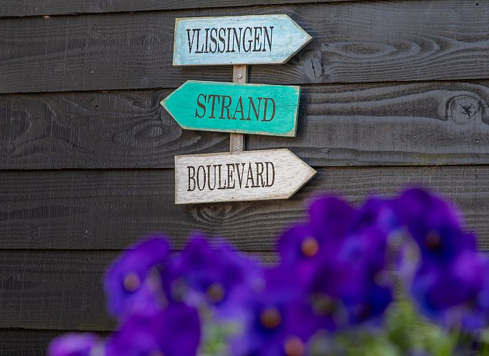 Geniessen Sie den gemuetlichen Innenhof des Appartements Symphonie in Vlissingen, Walcheren, ideal fuer Entspannung in Zeeland.