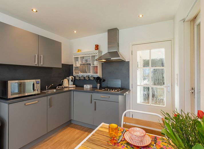 Geniessen Sie den gemuetlichen Innenhof des Appartements Symphonie in Vlissingen, Walcheren, ideal fuer Entspannung in Zeeland.