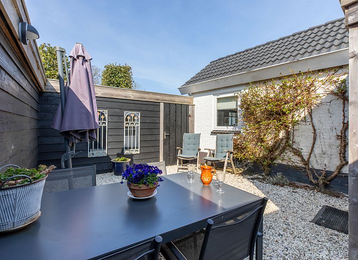 Geniessen Sie den gemuetlichen Innenhof des Appartements Symphonie in Vlissingen, Walcheren, ideal fuer Entspannung in Zeeland.