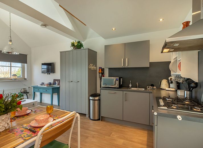 Helles Wohnzimmer im Appartement Symphonie, Vlissingen, mit Blick auf die zeelaendische Landschaft, ideal fuer einen entspannten Aufenthalt.