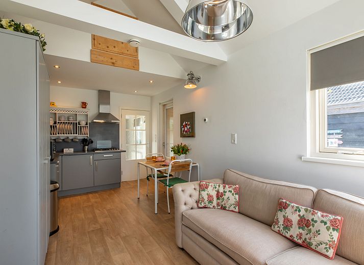 Helles Wohnzimmer im Appartement Symphonie, Vlissingen, mit Blick auf die zeelaendische Landschaft, ideal fuer einen entspannten Aufenthalt.