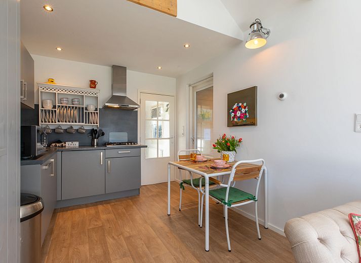 Helles Wohnzimmer im Appartement Symphonie, Vlissingen, mit Blick auf die zeelaendische Landschaft, ideal fuer einen entspannten Aufenthalt.