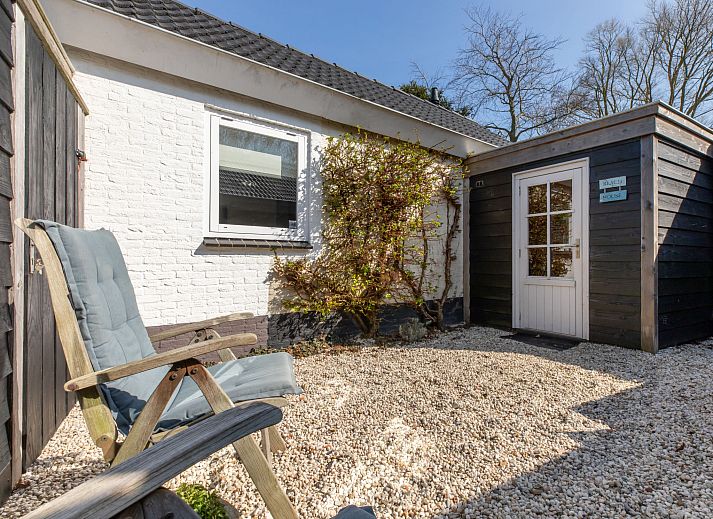 Charmante Wegweiser zum Strand im Apartment Symphonie in Vlissingen, Walcheren, fuer einen perfekten Urlaub in Zeeland.