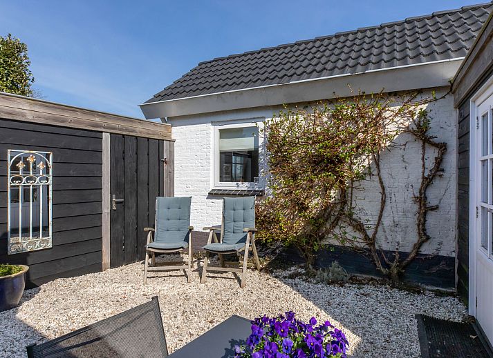 Private Terrasse mit Sitzgelegenheiten im Apartment Symphonie in Vlissingen, Walcheren, ideal fuer ein Essen im Freien in Zeeland.