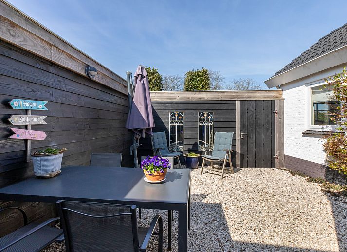 Private Terrasse mit Sitzgelegenheiten im Apartment Symphonie in Vlissingen, Walcheren, ideal fuer ein Essen im Freien in Zeeland.