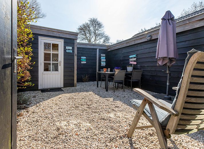Private Terrasse mit Sitzgelegenheiten im Apartment Symphonie in Vlissingen, Walcheren, ideal fuer ein Essen im Freien in Zeeland.