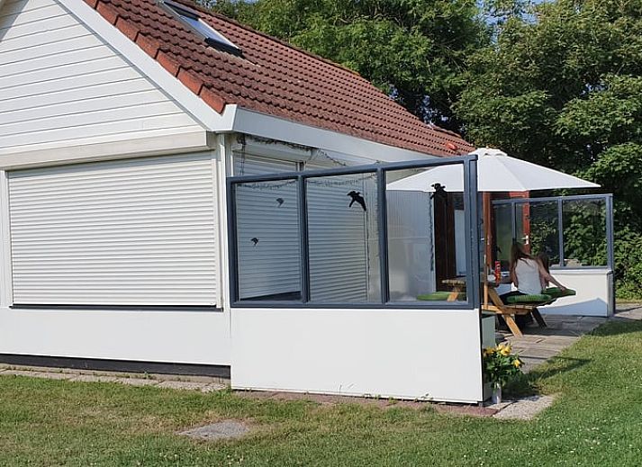 Uitzicht op de omgeving van Vakantiehuisje in Vlissingen, Walcheren, met weids landschap en picknicktafel.