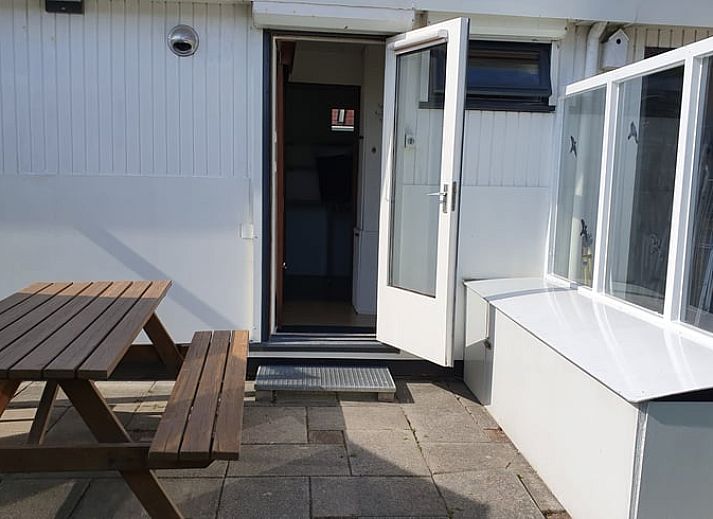 Uitzicht op de omgeving van Vakantiehuisje in Vlissingen, Walcheren, met weids landschap en picknicktafel.