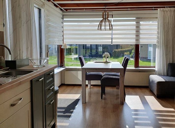 Uitzicht op de omgeving van Vakantiehuisje in Vlissingen, Walcheren, met weids landschap en picknicktafel.