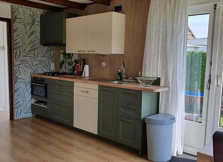 Uitzicht op de omgeving van Vakantiehuisje in Vlissingen, Walcheren, met weids landschap en picknicktafel.