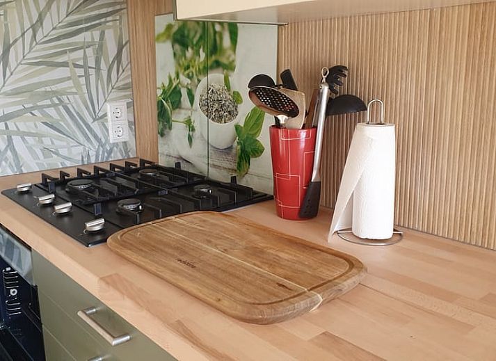 Uitzicht op de omgeving van Vakantiehuisje in Vlissingen, Walcheren, met weids landschap en picknicktafel.
