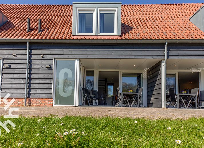 Vakantiehuis ZE1447 in Aagtekerke met zonnige veranda en tuinzicht op Walcheren, Zeeland.