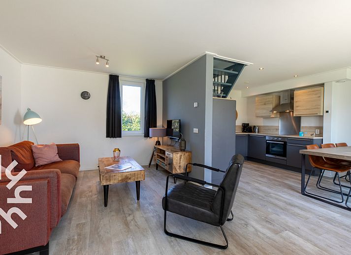 Moderne woonkamer van vakantiehuis ZE1447 in Aagtekerke, Walcheren, Zeeland.